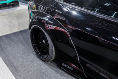 LB E-WORKS TESLA Model3：ワイドフェンダーでロー＆ロングなフォルムに変身