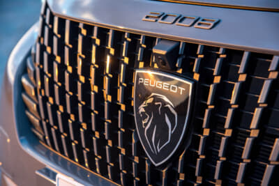 プジョー 2008 GT ブルーHDi：最新のブランドエンブレムが掲げられるフロントエンド。ノーズの形状をより立体的に見せるグリルの意匠も特徴だ