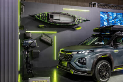 スズキ フロンクス シーバスナイトゲーム：釣りに関わるアウトドアギアと一緒に展示された