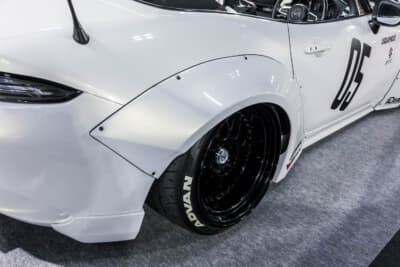 LB-WORKS MAZDA ROADSTER ND：リバティーウォークの真骨頂であるドアにまで掛かる大きく張り出したオーバーフェンダー