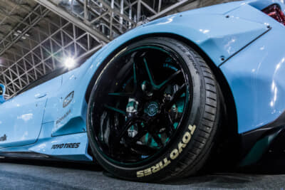 LB-WORKS F8 Tributo:足まわりはLB-WORKS/ROHANAの2×5本スポーク。ホイール径は純正と同じ20インチで、ブラックをチョイスしている