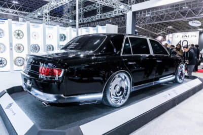 トヨタ セトヨタ センチュリー：右側はWORK LS ADAMASのスーパークロームメッキを装着