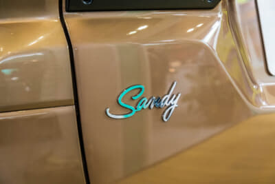 キャルズモーター Sandy：リアゲート左端に「Sandy」のエンブレムが備わっている