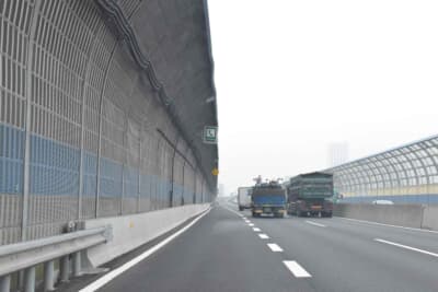 加速車線は、本線を走行するクルマとの速度差を縮め、スムーズに合流させるための車線となる