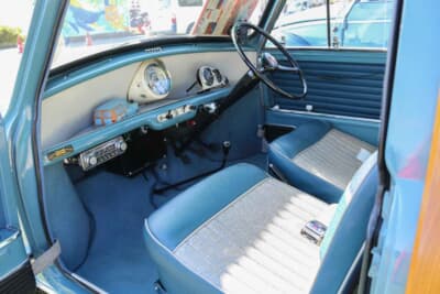 モーリス ミニ トラベラー：シートやステアリングは純正で、メーターは純正＋黒のメトリック製を装備。1960年代当時モノのオプションパーツやアクセサリーでドレスアップしている