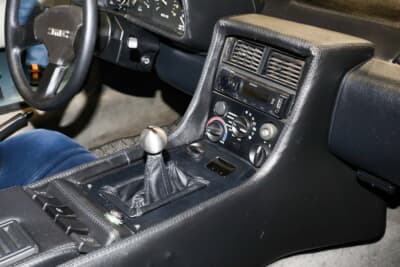 デロリアン DMC-12：MT車のRR式。思っていた以上にギビキビ走ってくれるそうだ