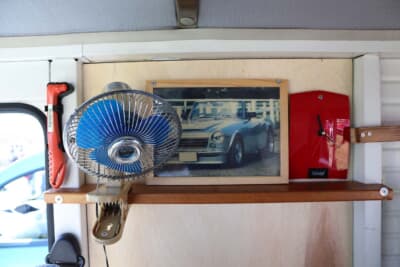 スズキ アルト ウォークスルーバン：インテリアに40年前から愛用しているダットサン SR311型 フェアレディの写真を飾っている
