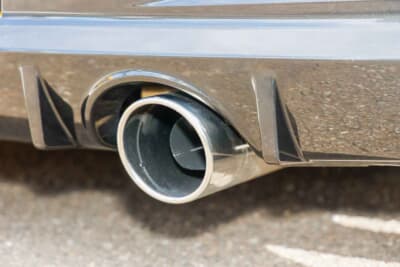 トヨタ コペン GRスポーツ:出口が下を向くデザインの純正マフラーも独特だが、菊池さんはオーソドックスなストレートのテールに交換。音量はいたって静かだ