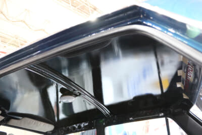 トヨタ東京自動車大学校 光冠：ルーフの外側はパテで修正。内側はキレイに仕上げたことをアピールできるように見えるようにしている
