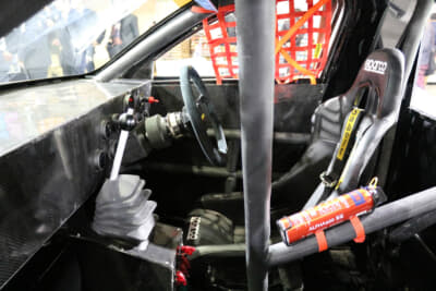 WiZ CONCEPT XIX CX-Vision：インパネも手造りでNASCAR風に仕上げている。運転席にスパルコのレーシングシートREV-J QRTと、MOMO MOD N38 G2ステアリングがセットされていた 