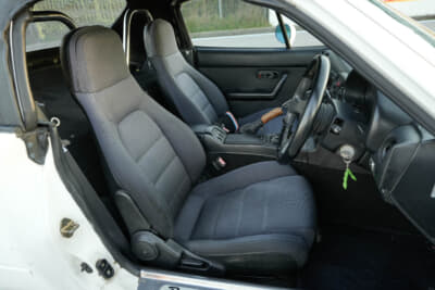 ユーノス ロードスター:運転席シートは少し傷みも出ているがまだ問題ない。シートの後部にはそれぞれロールバーが備わる