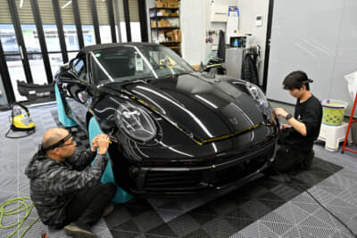 プロテクションフィルムメーカーの優れた施工者にしか与えられない資格を有しているスタッフもいる