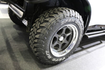 関東工業自動車大学校 日産 ARIA：ホイールはレイズのボルクレーシングTE37V MARK-II。タイヤは、トーヨータイヤのオープンカントリーM/Tだ