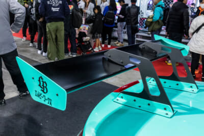 LB-nation DAIHATSU COPEN GT-K type.2：スワンネック形状のステーを持つ吊り下げ式の巨大なGTウイングを装着している