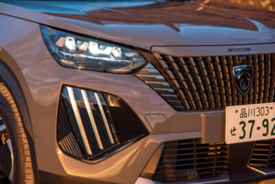 プジョー 2008 GT ブルーHDi：ライオンの「かぎ爪」をイメージしたという3条のデイタイムライトを採用