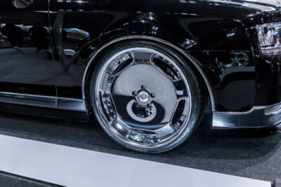 トヨタ センチュリー：右側はWORK LS ADAMASのスーパークロームメッキを装着