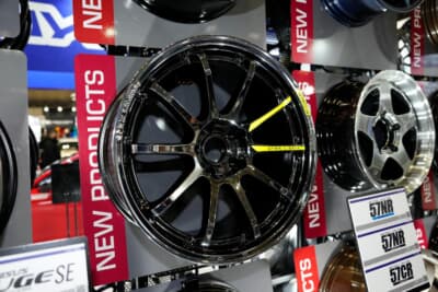 クロームカラーで仕上げられた57NR LIMITED。個性と魅力があふれるスポーツホイールだ