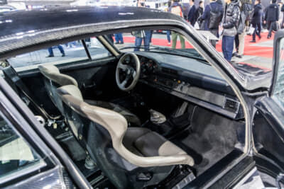 TOKYO CUSTOM WORKS ポルシェ 911：インテリアもダッシュやドアパネルなど全てカーボン製で置き換えられている