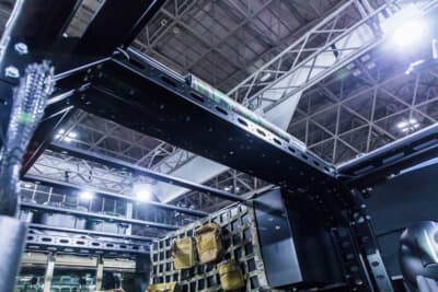 いすゞ エルフミオ クロスコンセプト:ラック上部にも長尺物が積めるようにサイドバーとパッドが備わっている