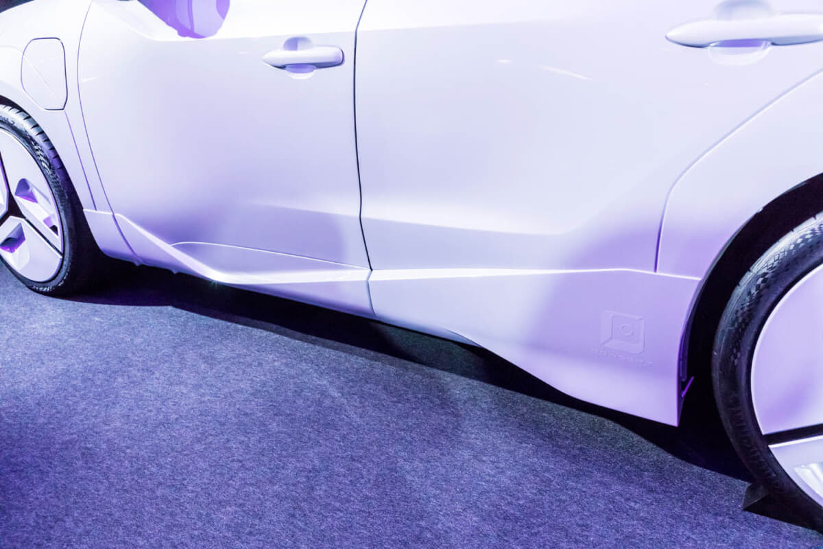 MODELLISTA ZERO CONCEPT：フロントからリアに流れるようなデザインのサイドスカートも完全なオリジナルデザイン