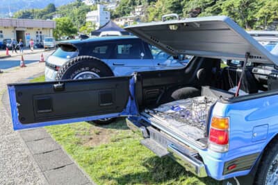 いすゞ ミュー：リアゲートを開けると荷台が出現。浅川さんは「クルマは人付き合いの幅を広げてくれるアイテム」だと考えている