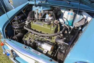 モーリス ミニ トラベラー：イギリスでゲットしたリビルト済みエンジンの排気量は848cc。日本でオーナー自ら分解して組み直し、通販で買ったエンジンクレーンで搭載。キャブはSUだ
