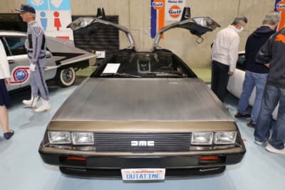 デロリアン DMC-12：ボディは無塗装のステンレスで覆っているため、サビが見当たらない