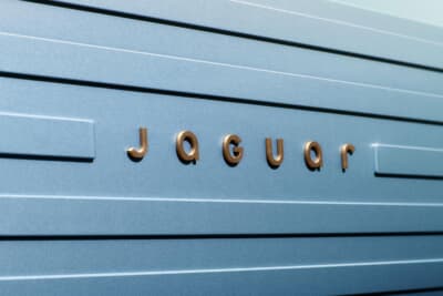 ジャガー タイプ00には新しいロゴが用いられている