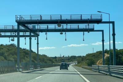ポルトガルは高速道路に料金所がなく、区間ごとにこのようなブリッジでTELEPASSを読み取っているようです