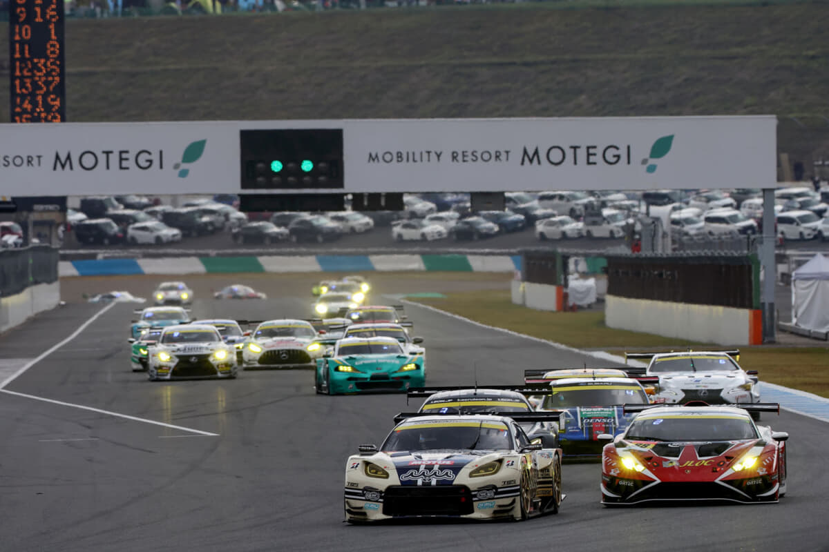 最終戦もてぎ GT300クラスのスタートシーン