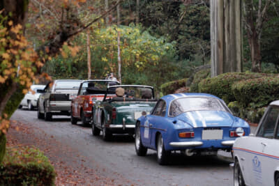 スタートを待つエントリー車両たち