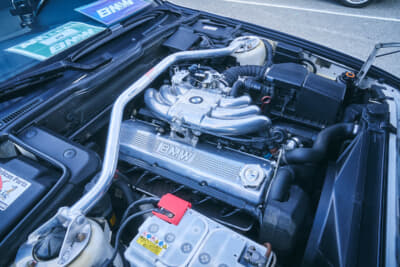 BMW E34型 525i：当時の5シリーズはシングルカムからツインカムへの移行期となっていて、“タケ”さんが所有する前期モデルがSOHC