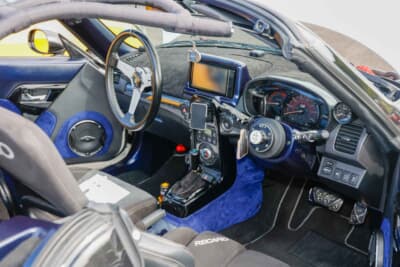 トヨタ コペン GRスポーツ:上質かつスポーティな室内のカスタムも注目に値する。内装は場所によって色を変えつつ生地を張り替え、樹脂パーツも青くペイント