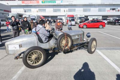 インヴィクタ 4 1/2:抽選に当たった観客やジャーナリストをタンデムに乗せて本部をスタートしていくインヴィクタ。このカットではミッションケースの低さが明らかだ