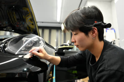 温度や湿度をコントロールしたピット内で丁寧に作業していく