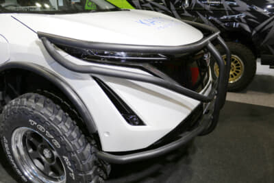 関東工業自動車大学校 日産 ARIA：バンパーガードはヘッドライトの部分までガードできるように造られている。この丸みを出すのが大変だったそうだ