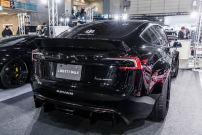 LB E-WORKS TESLA Model3：ノーマルでは腰高なイメージのモデル3が、見事にロー＆ロングなフォルムに変身