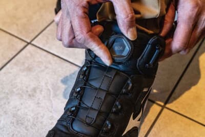 ミズノ オールマイティ LSII 73M BOA：ダイヤルを引き上げるだけで素早い着脱を可能にするリリース機能も。足との一体感が際立つ仕組み