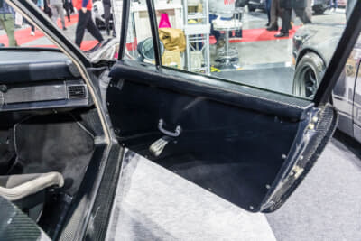 TOKYO CUSTOM WORKS ポルシェ 911：センタートンネルやドアシル部分もカーボンとなっている