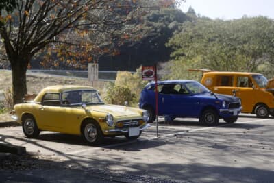 ネオクラシックの対象年代ではないものの、ホンダの歴史には必要不可欠なこの3車種（左よりS800、Z360、ステップバン）がレジェンド枠で登場