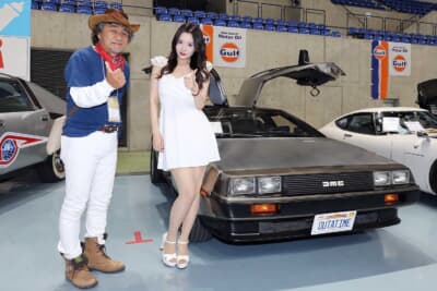 デロリアン DMC-12とオーナーの“T”さん（左）