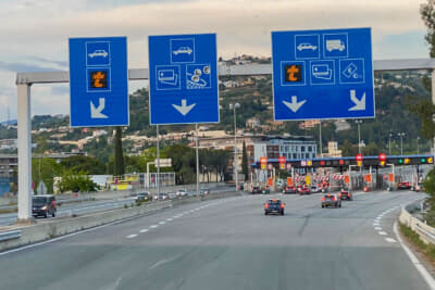 以前にバスでイタリアとフランスを旅した際に通ったフランスの高速道路の料金所