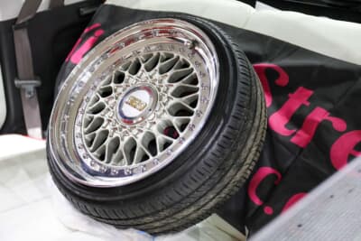 ダイハツ ムーヴラテ：イベント展示用で使用しているBBS製RS。リアシートにディスプレイとして鎮座していた
