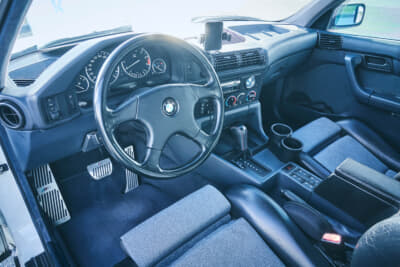BMW E34型 525i：クリーンなコンディションのコクピット。ステアリングはMOMO