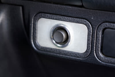 ユーノス ロードスター:イグニッションキーはオン/オフのためで、このスタータースイッチでエンジンを始動する