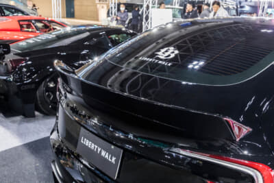 LB E-WORKS TESLA Model3：ダックテールウイングを装着している