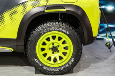 スズキ フロンクス シーバスナイトゲーム：デジタル迷彩を思わせるような蛍光イエローとマットブラックを組み合わせたカラーリング