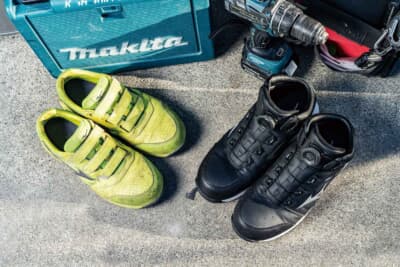 ミズノ オールマイティ LSII 73M BOA：左のイエローは満足度の高いALMIGHTY LSII 22L。実際に２年間履き続けているもので、まだまだ使える。軽量で履き心地が良くスニーカー感覚で履ける一足。着脱が多い現場でも脱ぎ履きのしやすいベルトタイプは高評価を受けている