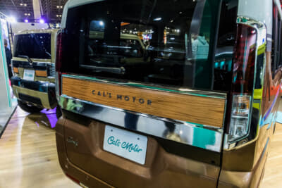 キャルズモーター Sandy：テールゲートに「CAL’S MOTOR」のロゴが入るウッドパネルやその周囲を覆うクロームメッキのパネルを設置