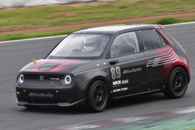 Honda eをベースに大きく手を加えたNo.89 モデューロレーシング Honda eはEV-Pクラス（開発車両もしくはレース専用車両）に参戦